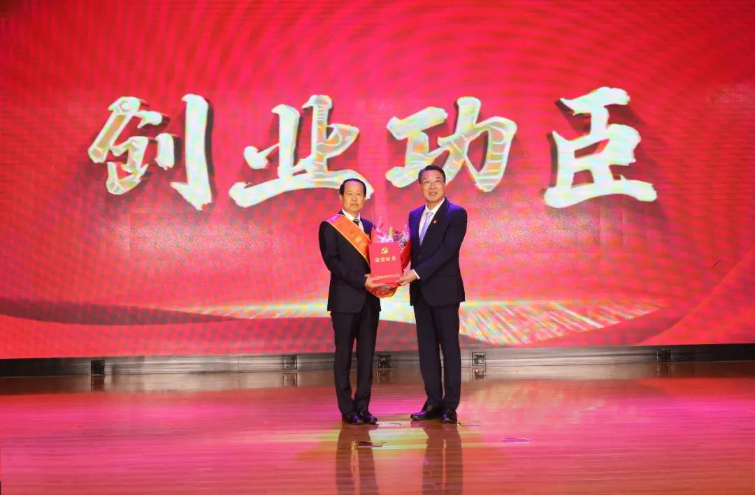 聯(lián)橋集團(tuán)黨委書記、董事長慕镕鍵被授予威海高新區(qū)建區(qū)30周年十大“創(chuàng)業(yè)功臣”稱號